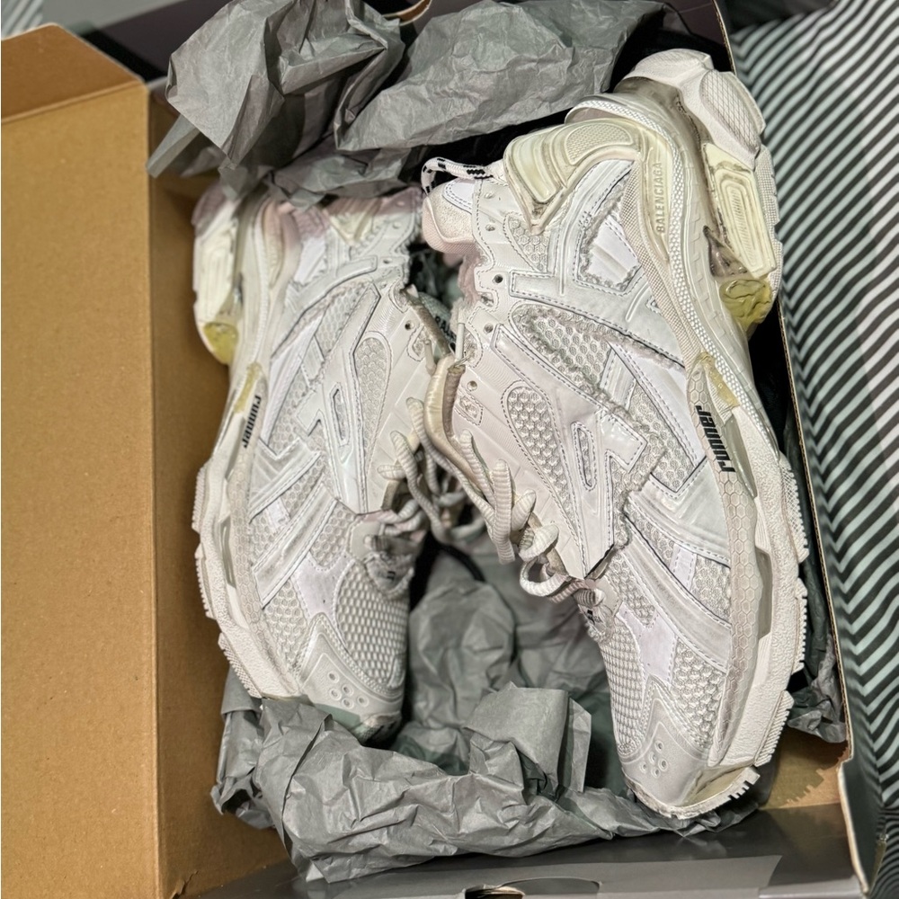 Balenciaga runner sz 42 (9) never worn!! Monocolor runner edition,distressed!